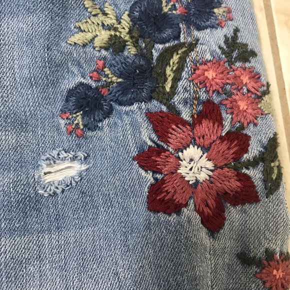 Super cute American eagle mom jeans ! - Picture 3 of 4